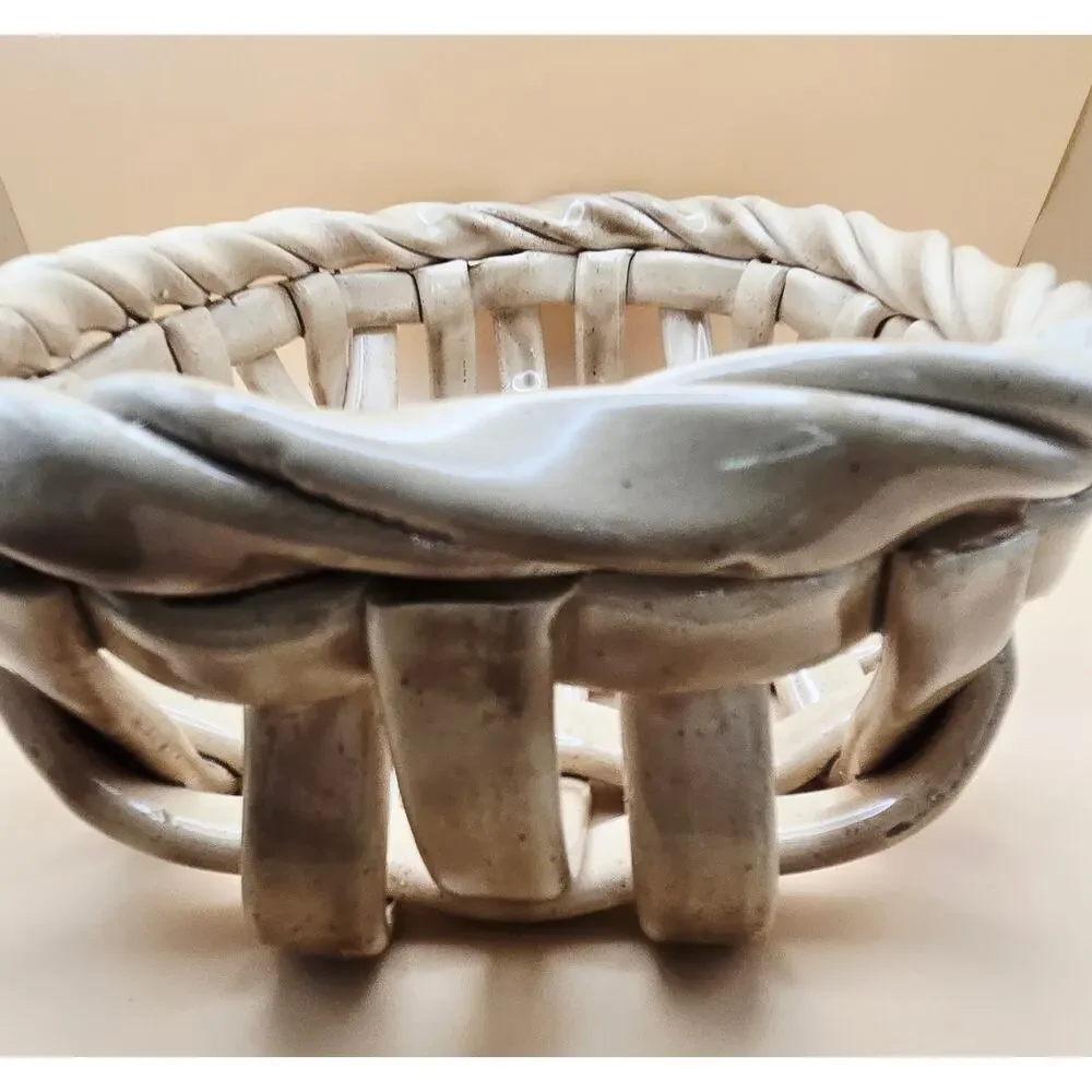 VTG Twisted/Overlapping Ceramic/Pottery Bread Or Fruit Bowl